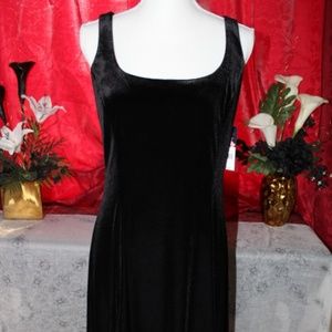 Black Velvet Scoop Neck Sleeveless Formal Dress